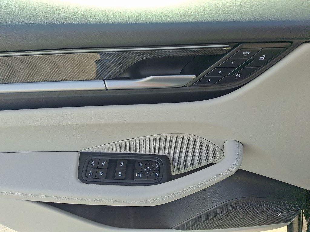 Thumbnail: 2026 Porsche Macan - 14