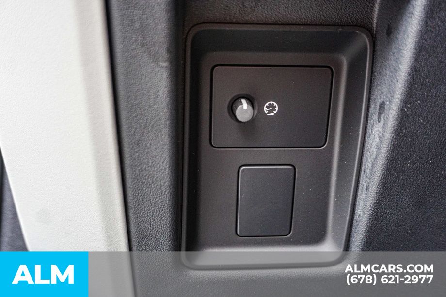 Used 2024 White Land Rover X-Dynamic SE image 47