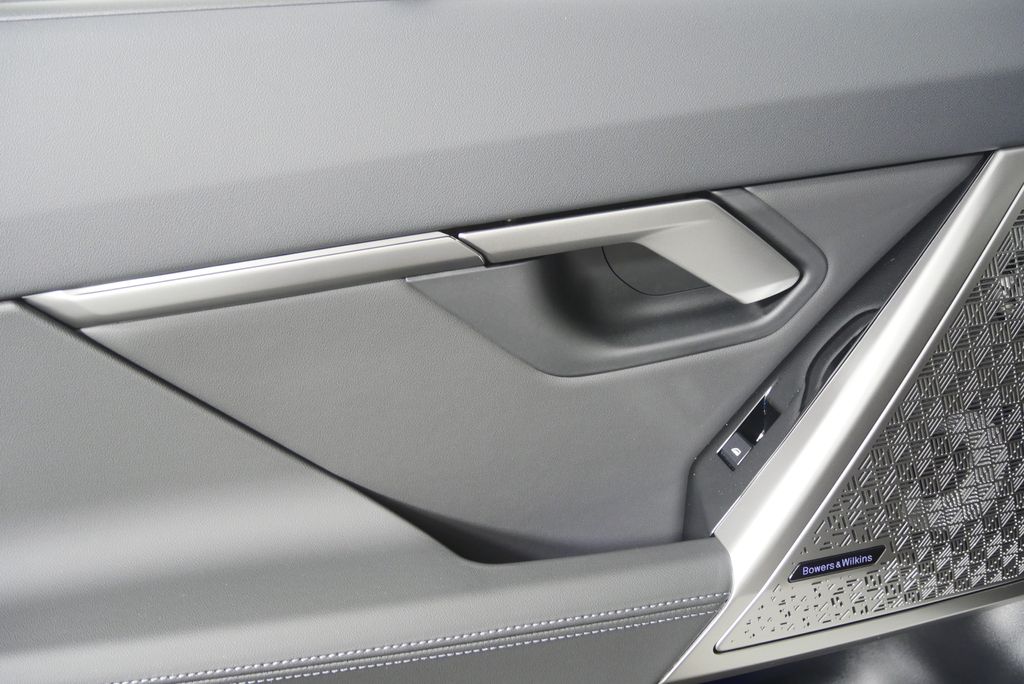 Thumbnail: 2027 BMW M5 - 14