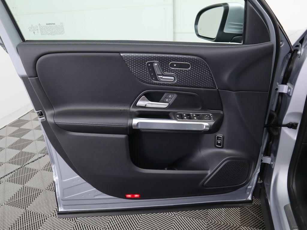 2025 Mercedes-Benz GLB 250 24
