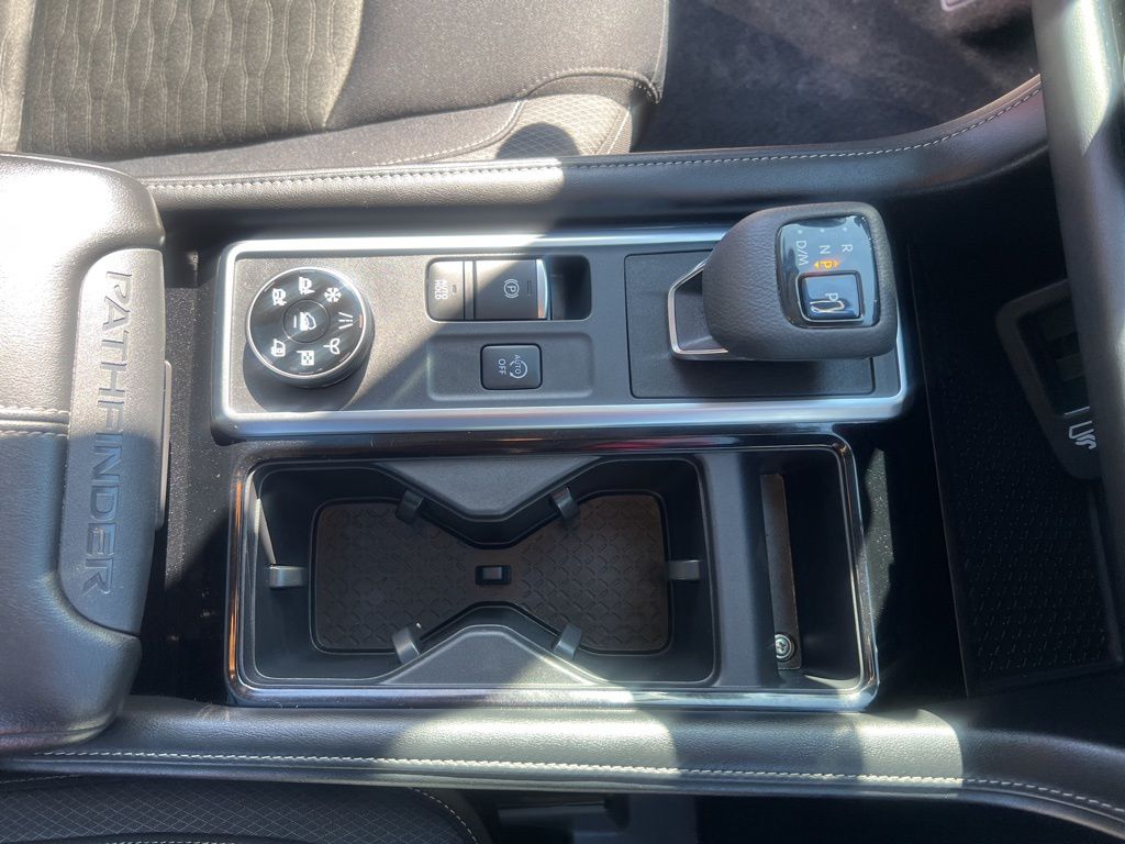 2022 Nissan Pathfinder SV photo