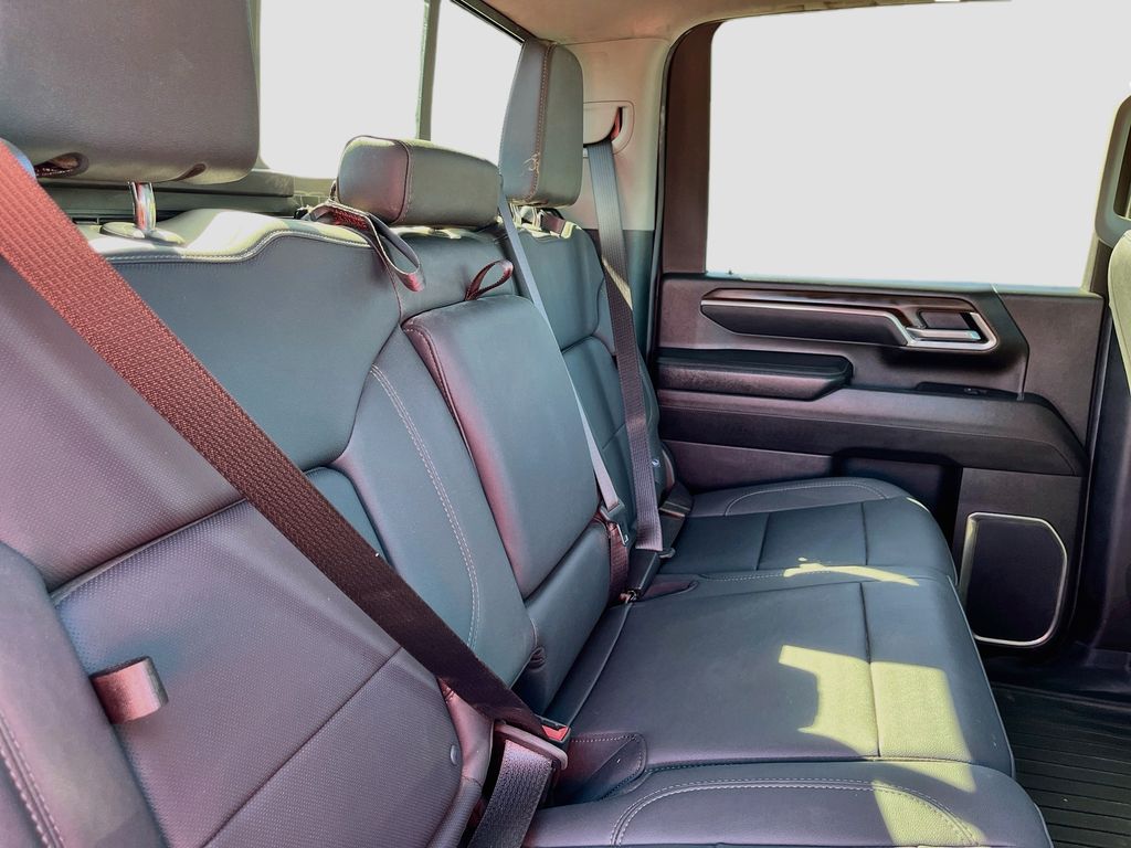 Used 2025 White GMC SLT image 29