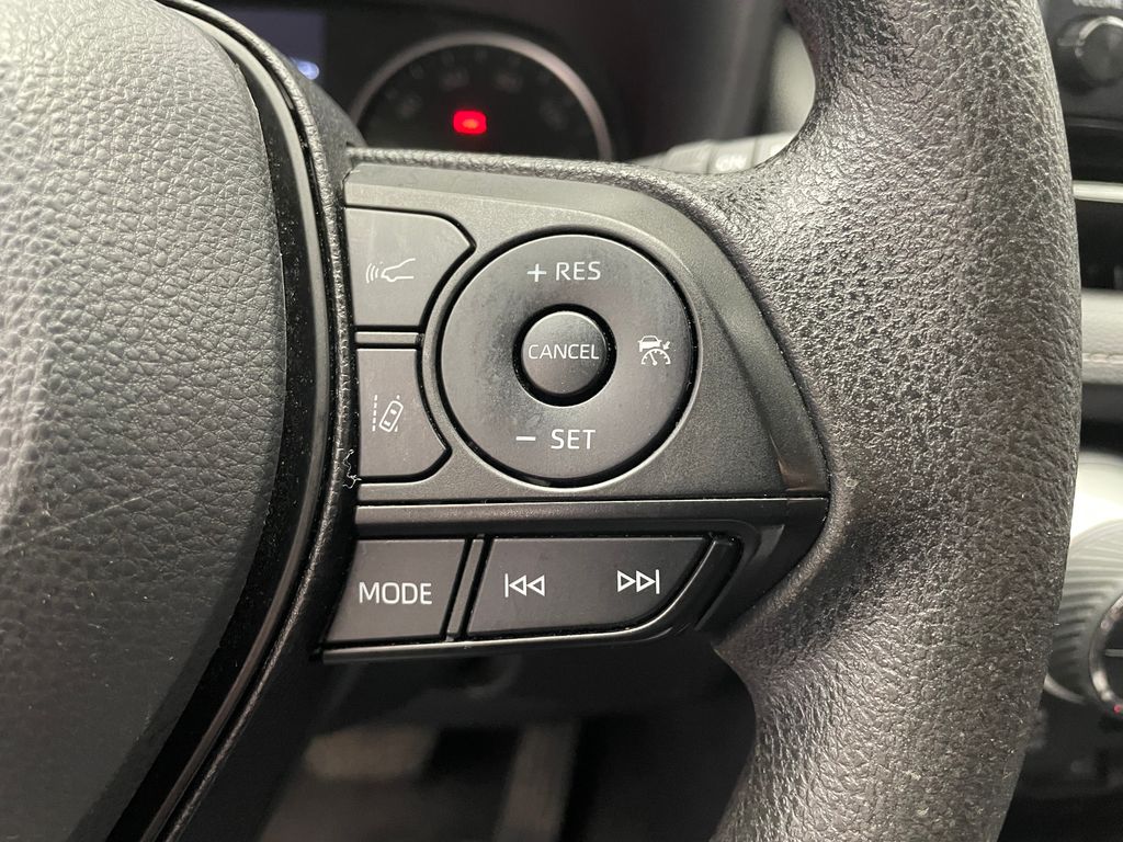 2022 Toyota RAV4 XLE 23
