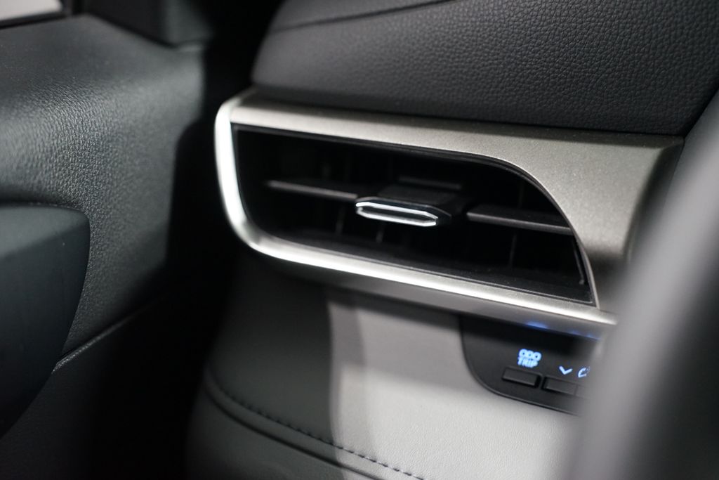2021 Toyota Highlander XLE 24