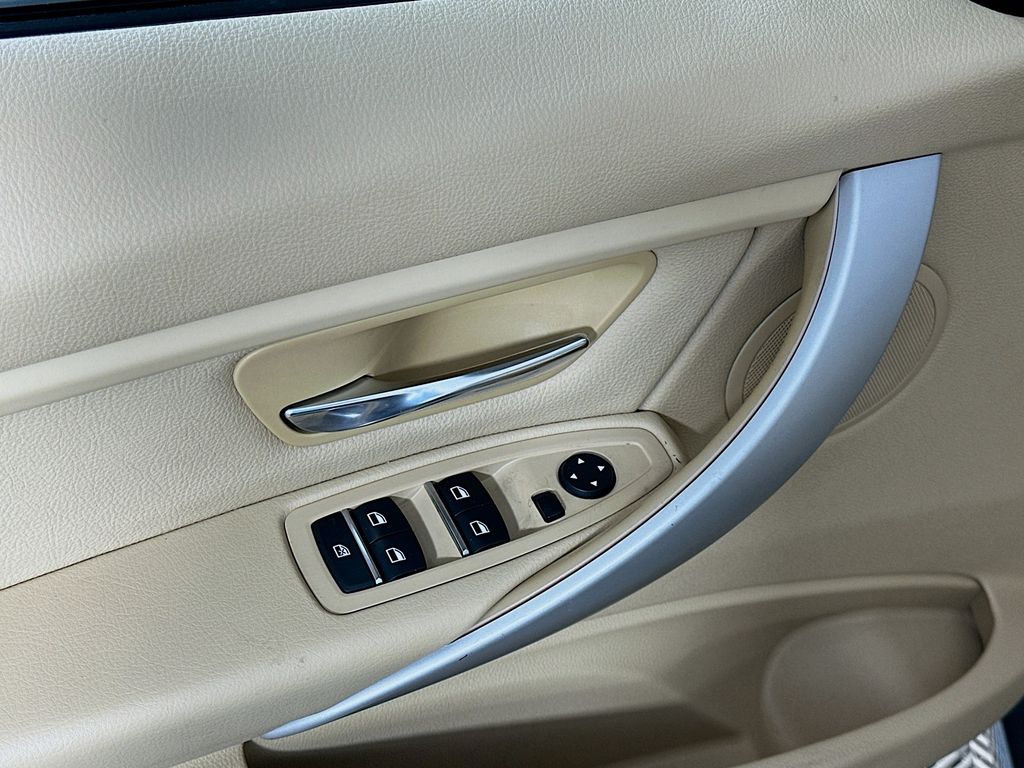 Thumbnail: 2016 BMW 3 Series - 17