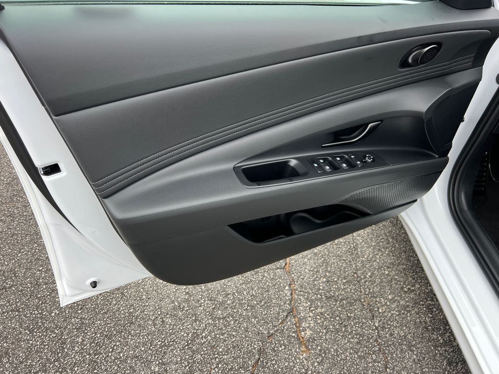 2025 Hyundai Elantra SEL Sport - 9