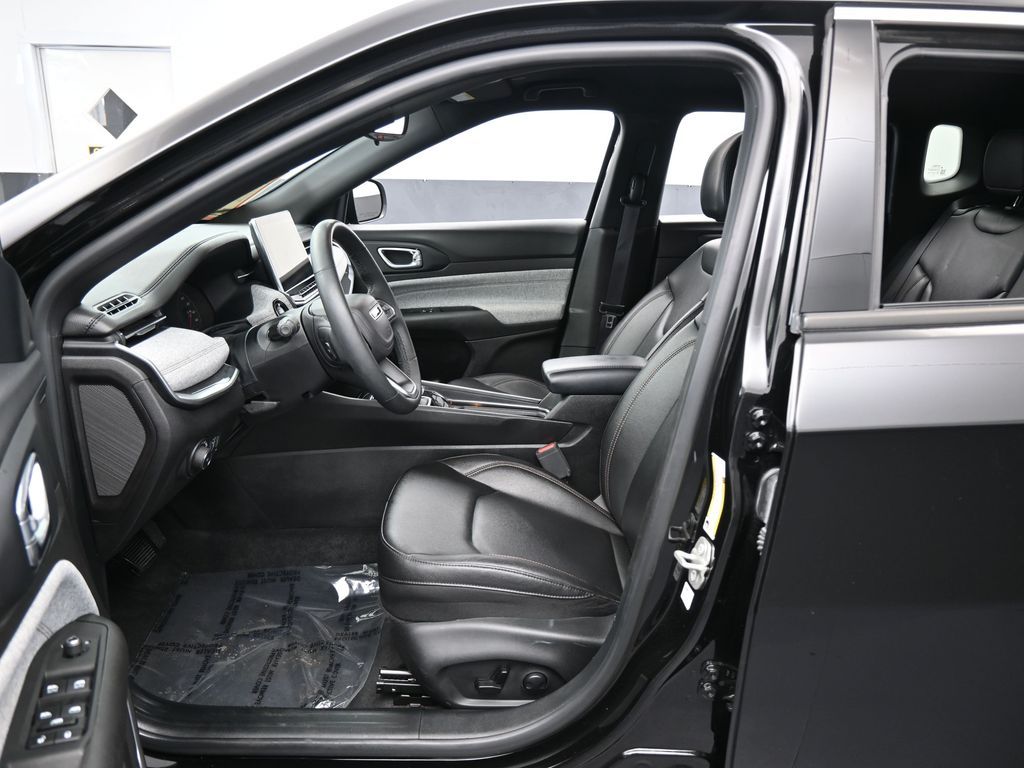 Used 2024 Diamond Black Crystal Pearlcoat Jeep Latitude Lux image 11