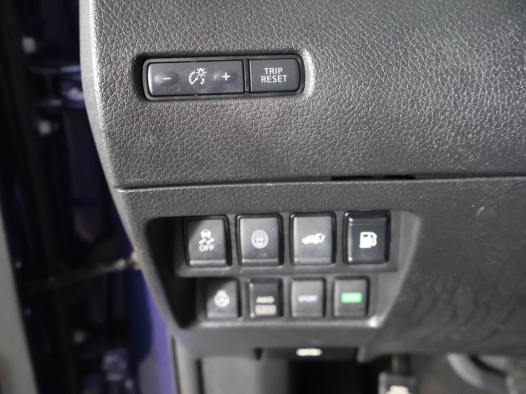 Used 2018 Blue Nissan SL image 36