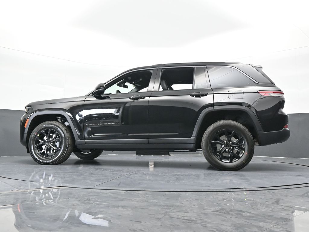 New 2026 Diamond Black Crystal Pearlcoat Jeep Laredo image 51