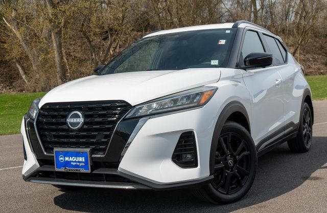 White (Fresh Powder) 2023 Nissan Kicks SR FWD SUV / Crossover Front-Wheel Drive Continuously Variable Transmission