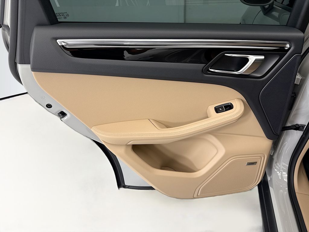 Thumbnail: 2026 Porsche Macan - 26