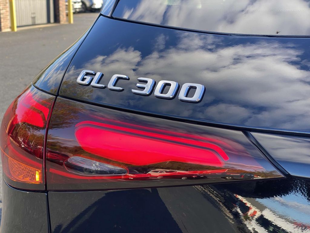 2025 Mercedes-Benz GLC 300 8