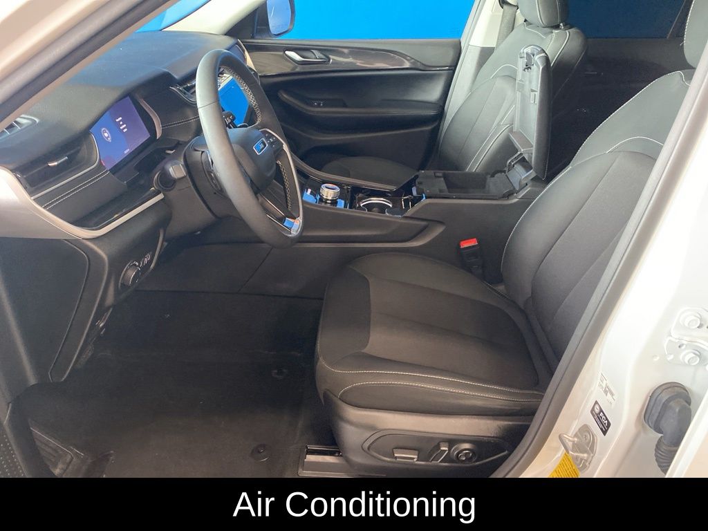 View vehicle photo 7