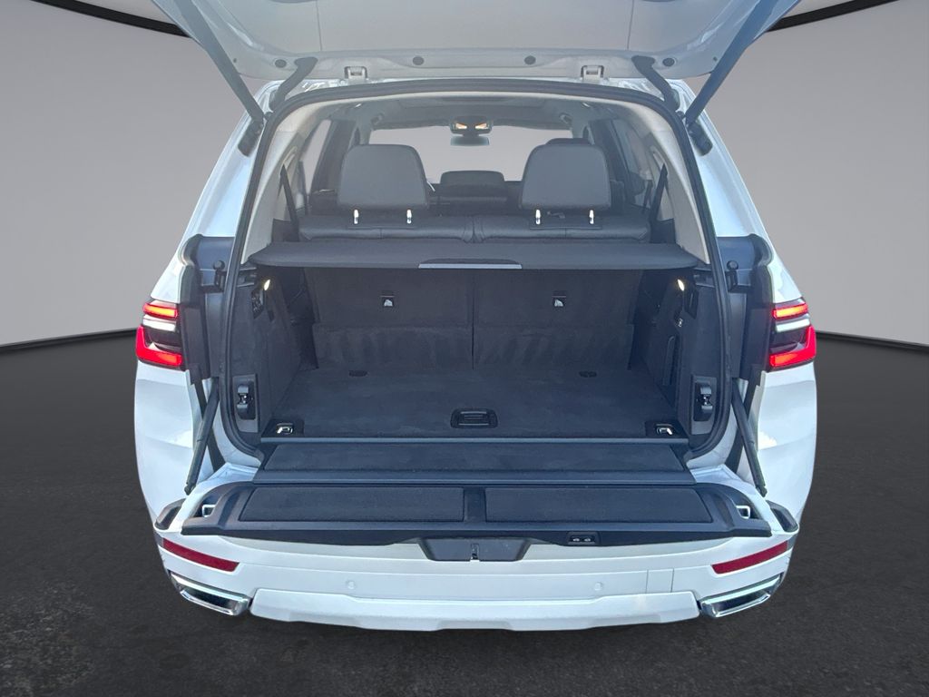 Thumbnail: 2026 BMW X7 - 13