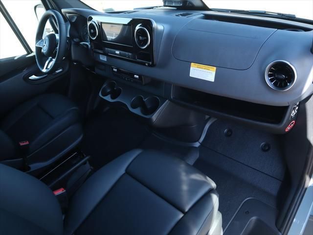 Thumbnail: 2025 Mercedes-Benz Sprinter - 20