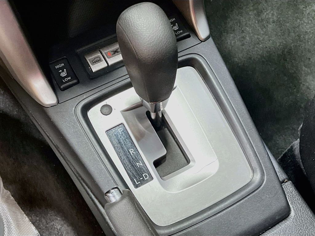 Used 2018 Ice Silver Metallic Subaru 2.5i Premium image 16