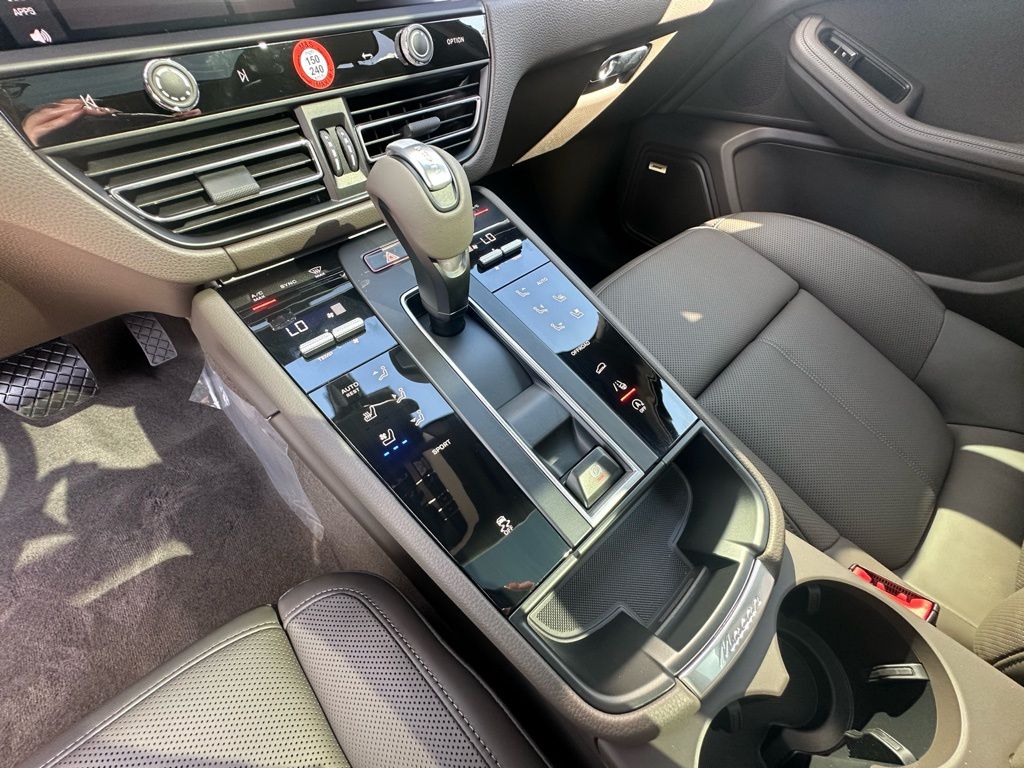 Thumbnail: 2026 Porsche Macan - 30