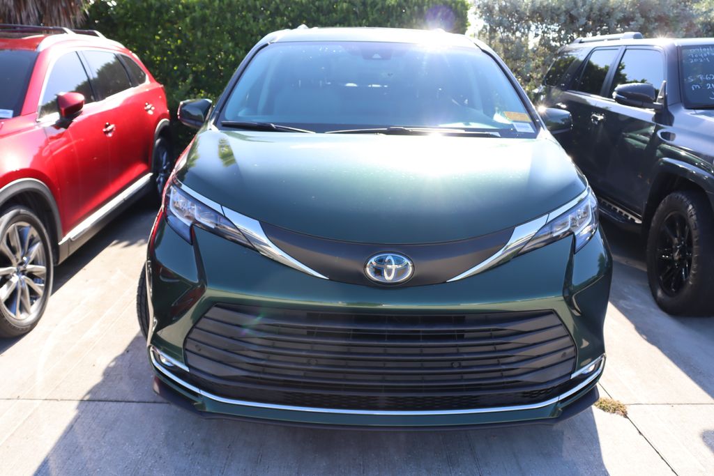 Thumbnail: 2021 Toyota Sienna - 5