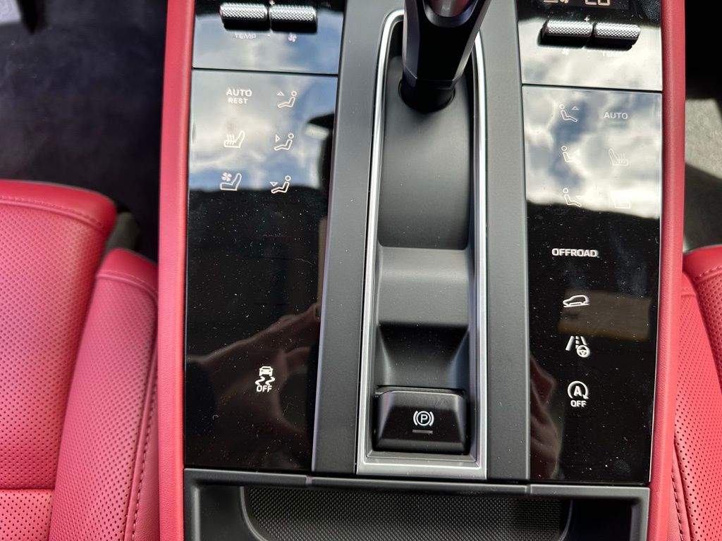 Thumbnail: 2026 Porsche Macan - 26