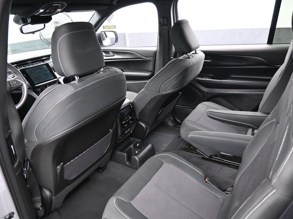 Used 2024 Silver Zynith Jeep Laredo image 34