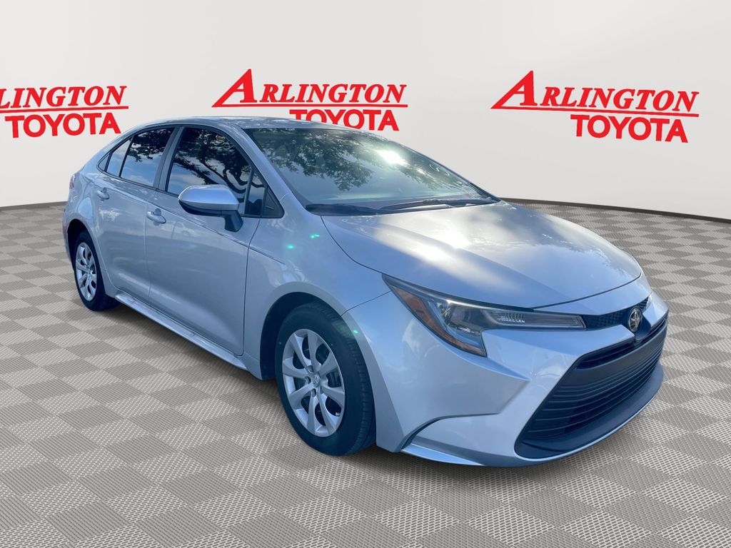 2025 Toyota Corolla LE's photo