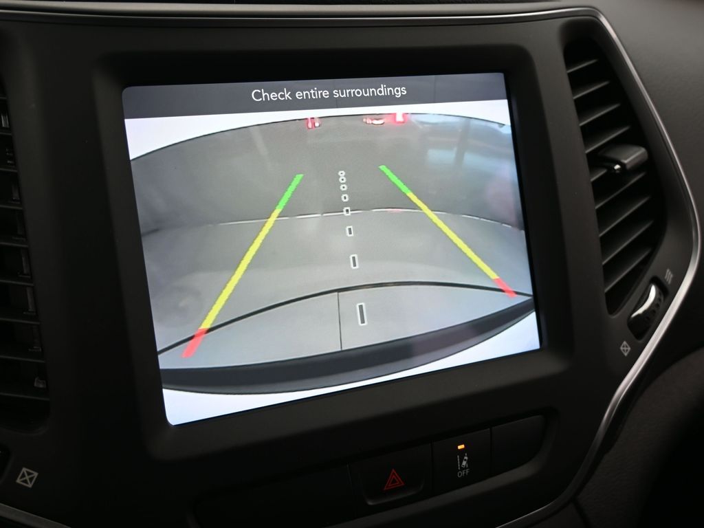 Used 2022 Bright White Clearcoat Jeep Latitude Lux image 24