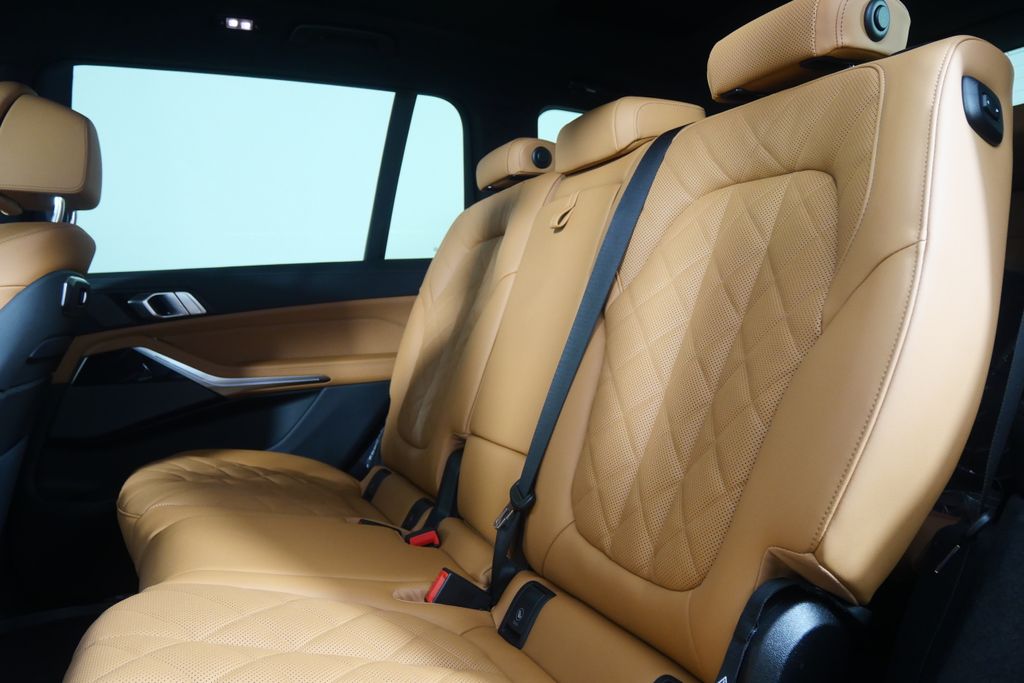 Thumbnail: 2026 BMW X7 - 17