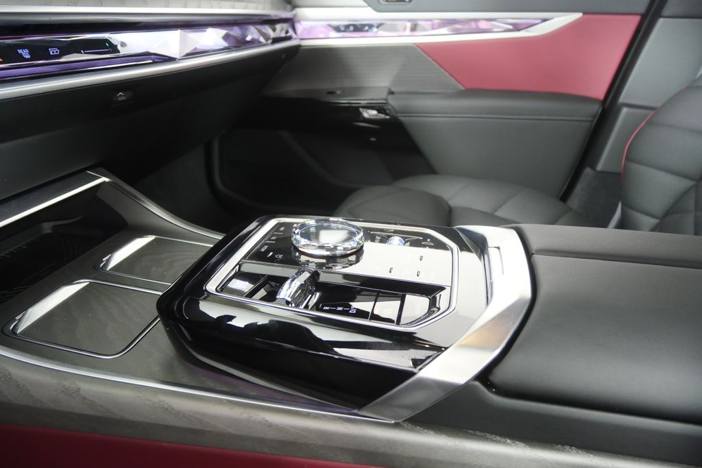 Thumbnail: 2026 BMW 7 Series - 24