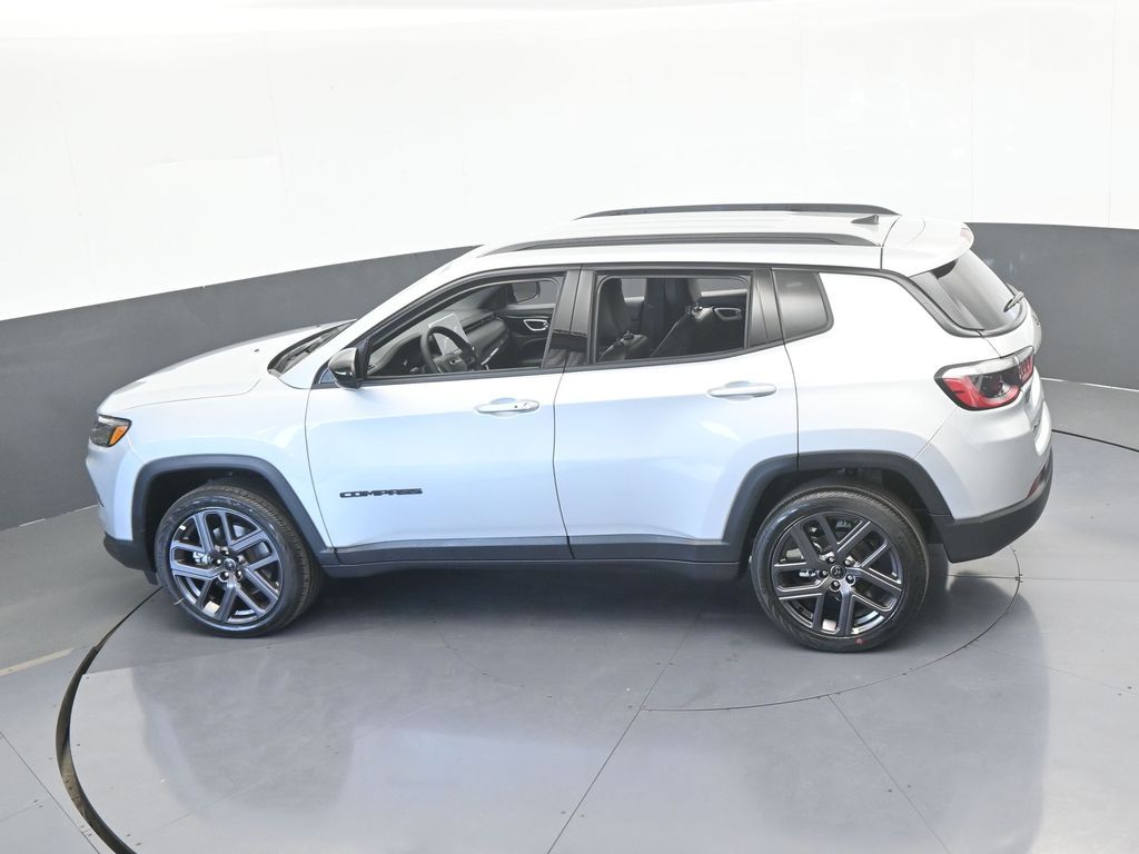 New 2026 silver zynith metallic clearcoat Jeep Latitude image 44