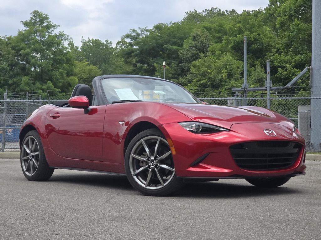 Soul Red Crystal Metallic 2022 Mazda MX-5 Miata Convertible Rear-Wheel Drive 6-Speed Automatic