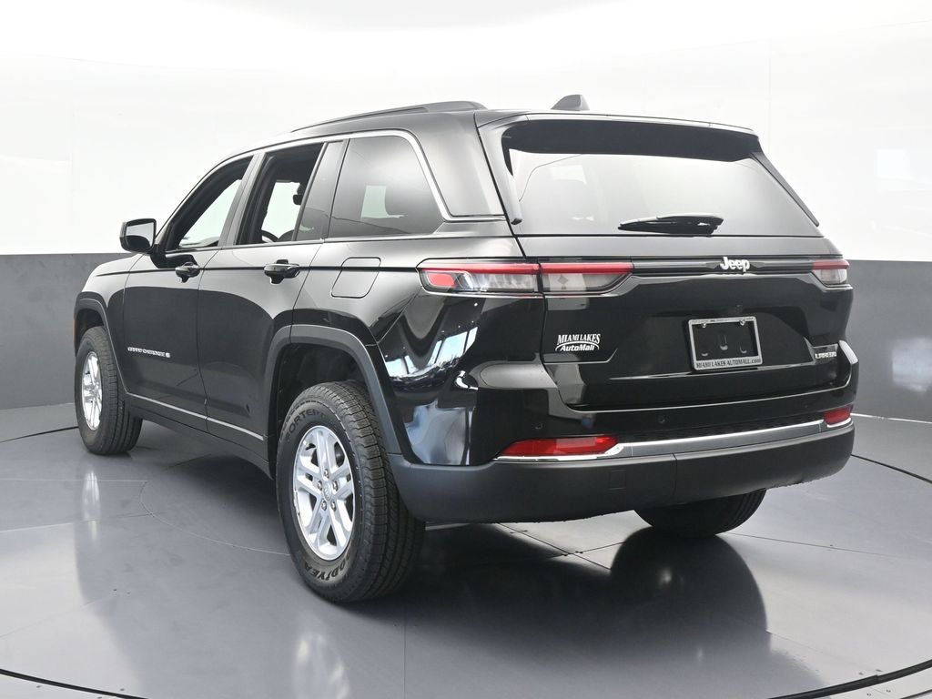Used 2025 Diamond Black Crystal Pearlcoat Jeep Laredo image 4