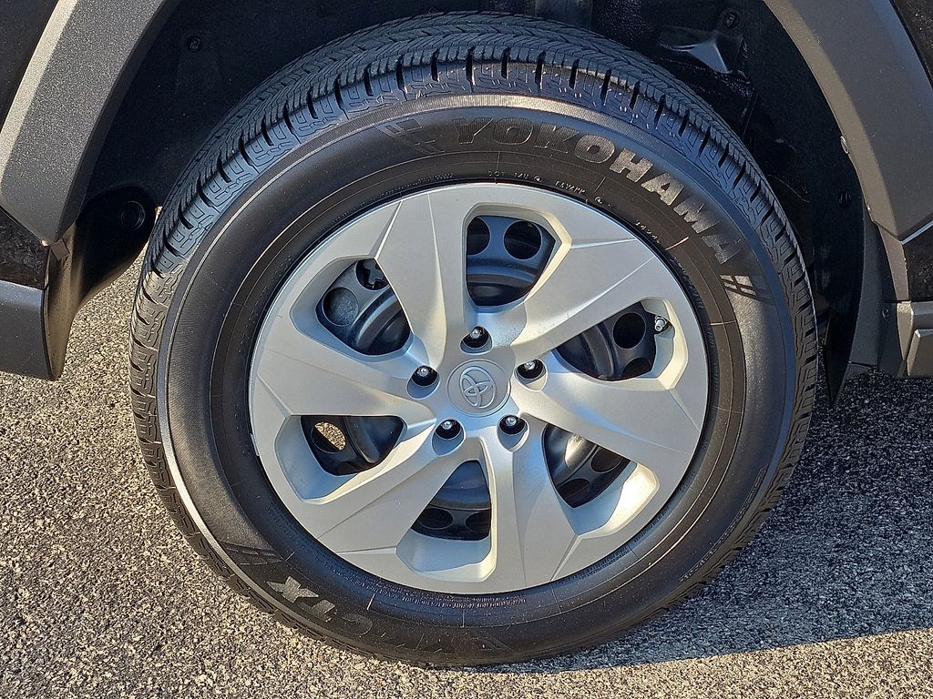 Used 2021 Toyota RAV4 LE For Sale in Farmington, AR