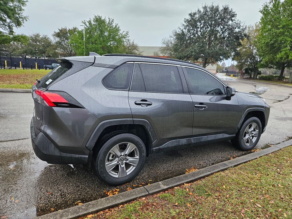 2022 Toyota RAV4 XLE 5