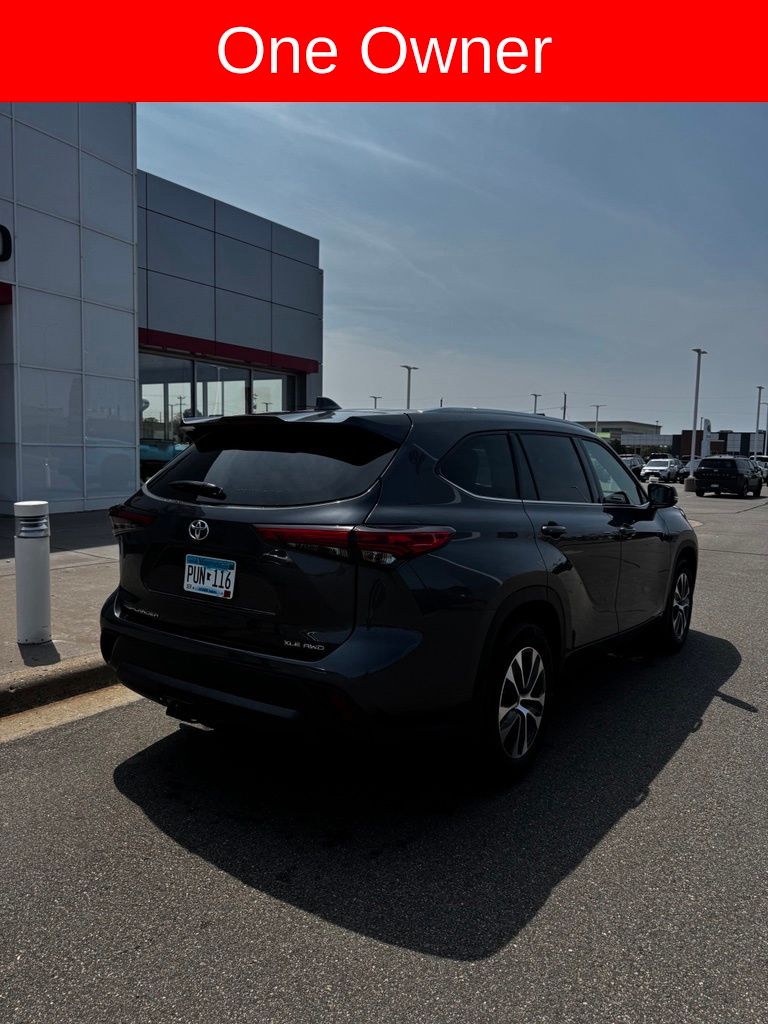 Used 2021 Toyota Highlander XLE with VIN 5TDGZRBH6MS061495 for sale in Waite Park, Minnesota