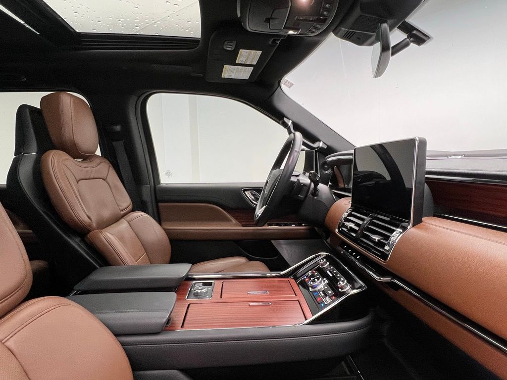 Thumbnail: 2024 Lincoln Navigator - 6