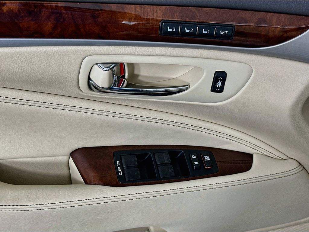 Thumbnail: 2016 Lexus LS - 18