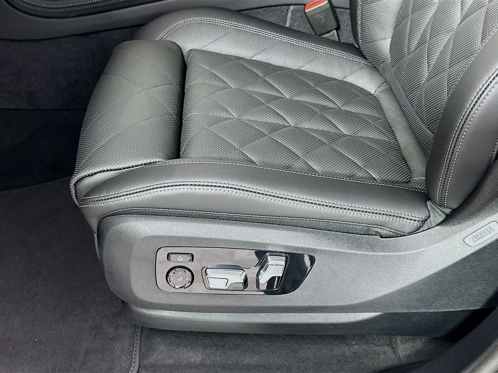 Thumbnail: 2026 BMW X7 - 21