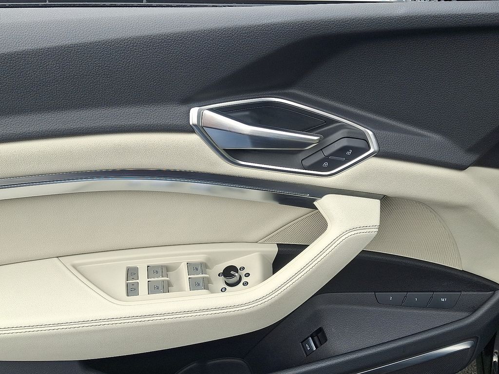 Thumbnail: 2024 Audi Q8 e-tron - 12