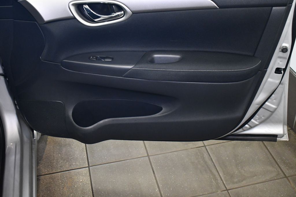 Thumbnail: 2015 Nissan Sentra - 32