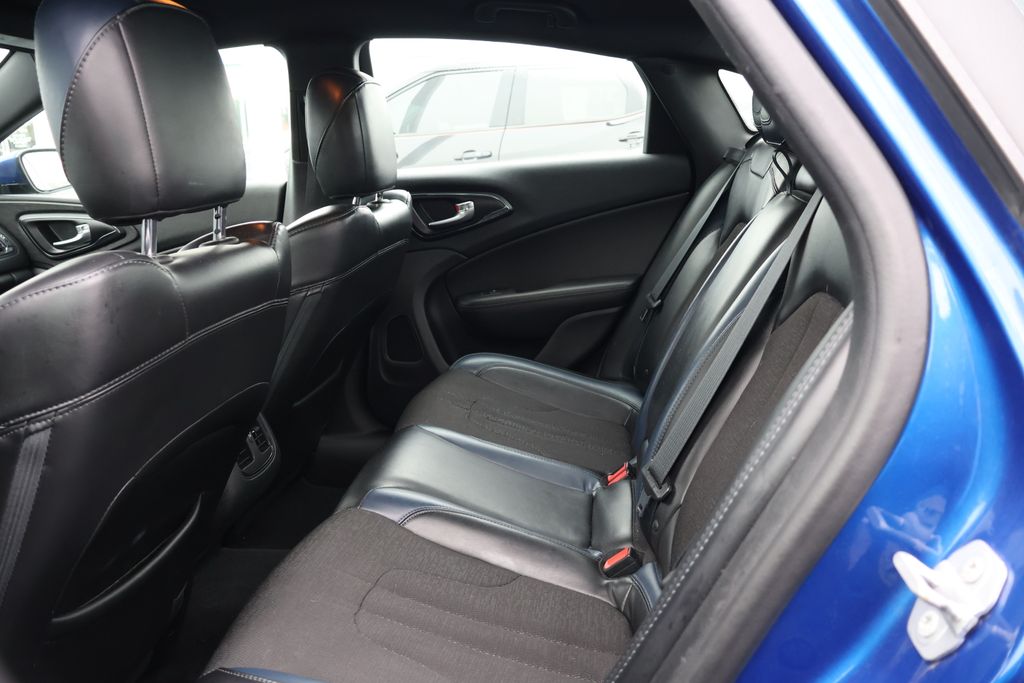 Thumbnail: 2016 Chrysler 200 - 32