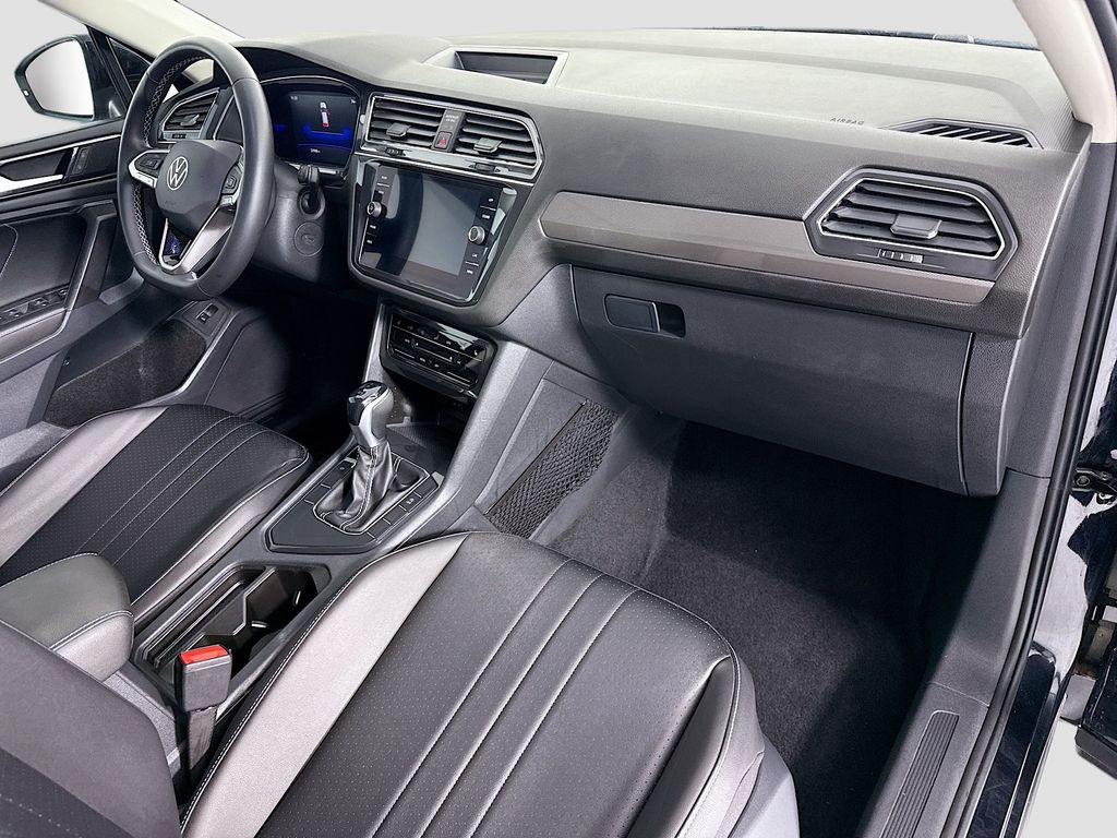 Thumbnail: 2022 Volkswagen Tiguan - 17