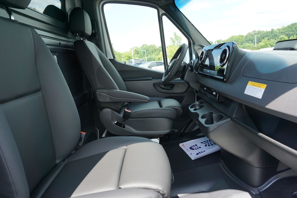 Thumbnail: 2025 Mercedes-Benz Sprinter - 28