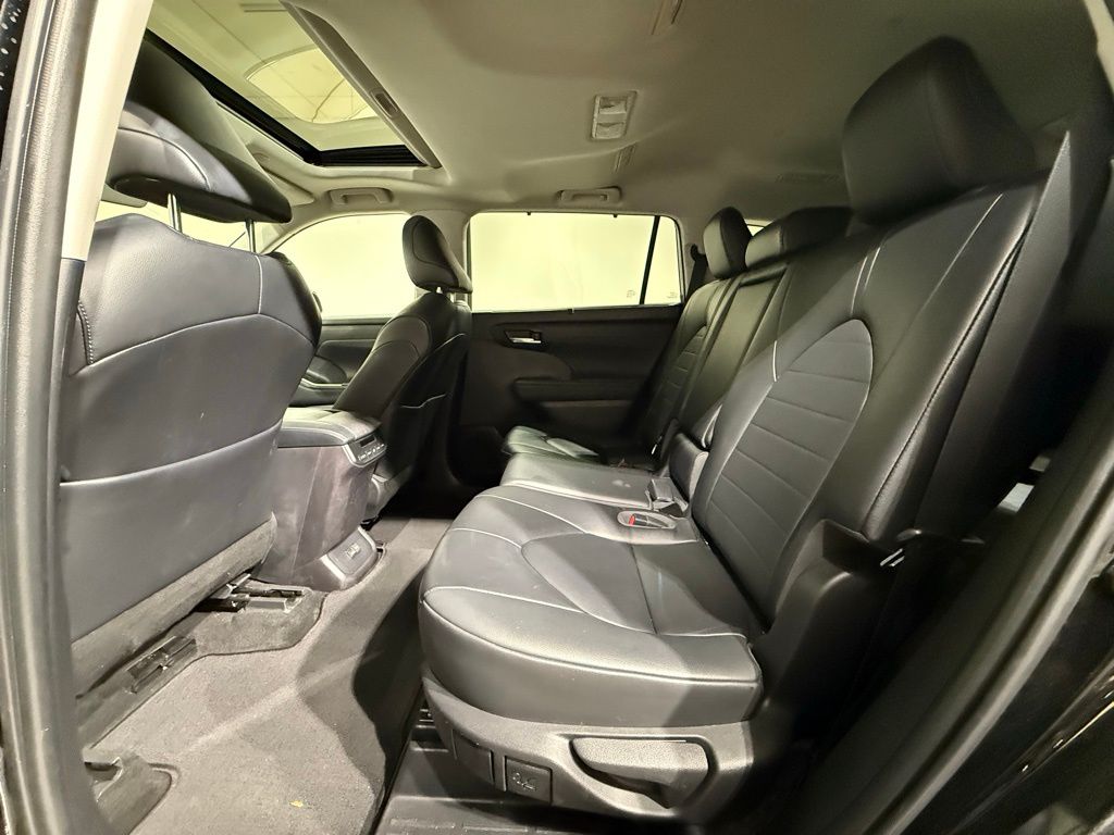 Thumbnail: 2023 Toyota Highlander - 20