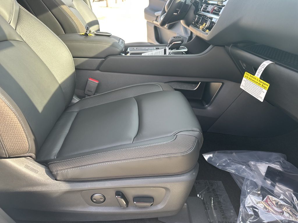 2025 Everest White Pearl Tricoat Nissan Pathfinder SL FWD SUV
