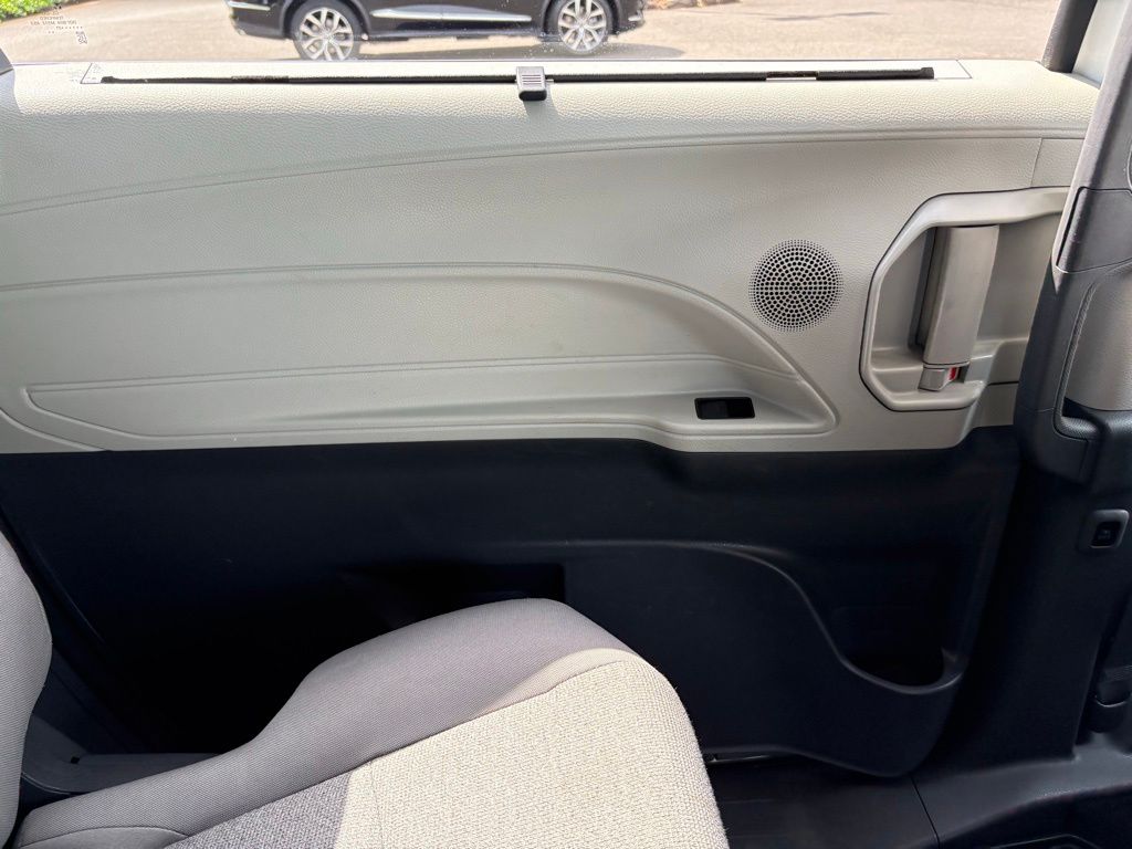 2021 Toyota Sienna LE