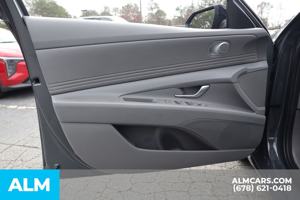 Used 2025 Gray Hyundai SEL Sport image 11