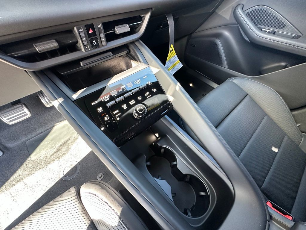 Thumbnail: 2026 Porsche Macan - 28