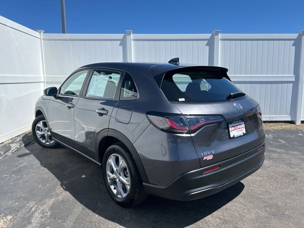 View vehicle photo 4