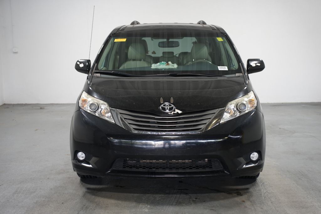 2014 Toyota Sienna XLE 2