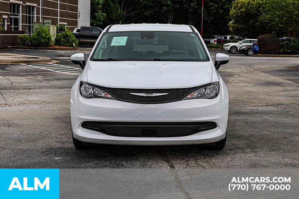 Used 2023 White Chrysler LX image 10